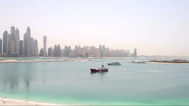 Udsigt over Jumeirah strand bopæl fra Palm island, Dubai, UAE – Stock-video