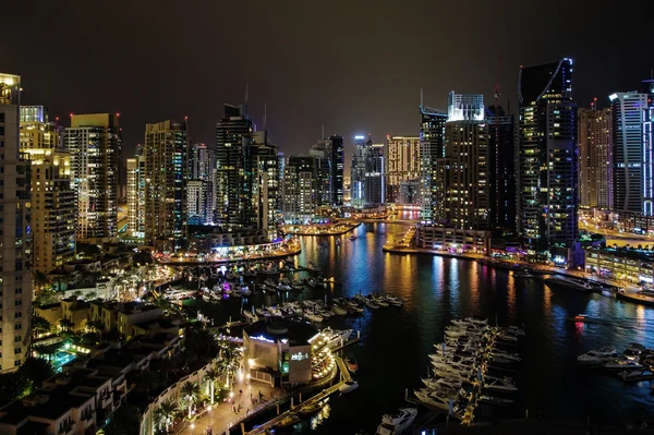 Vista dos arranha-céus modernos em Jumeirah beach residence, Dubai, Emirados Árabes Unidos — Fotografia de Stock
