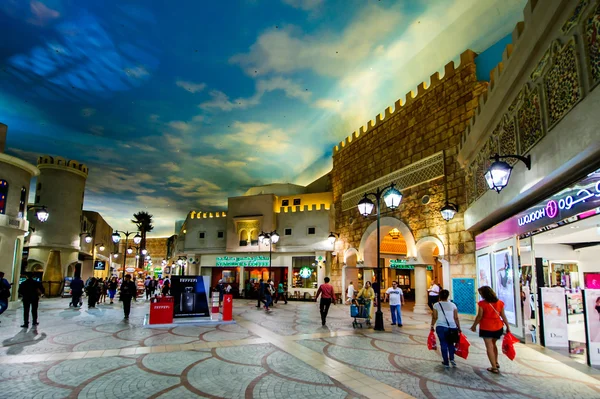 Interior Ibn Battuta Mall, Dubai, Emiratos Árabes Unidos . — Foto de Stock