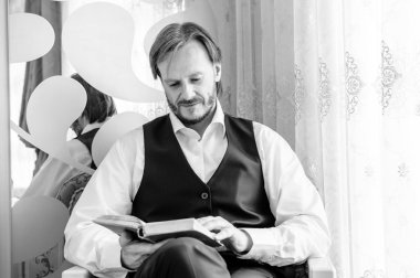 Siyah beyaz portre adam okuma,