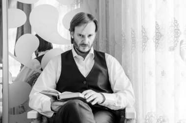 Siyah beyaz portre adam okuma,