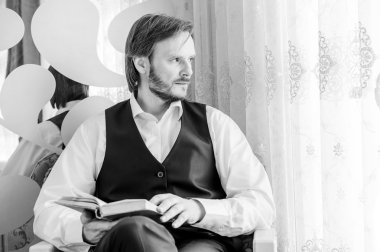 Siyah beyaz portre Avrupa adam okuma. Siyah ve beyaz.