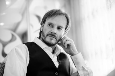 Olgun adam evde rahatlatıcı portresi .