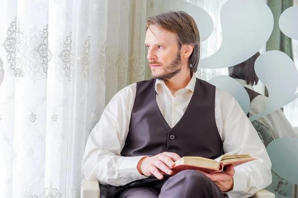 Retrato del hombre lector en el interior , — Foto de Stock