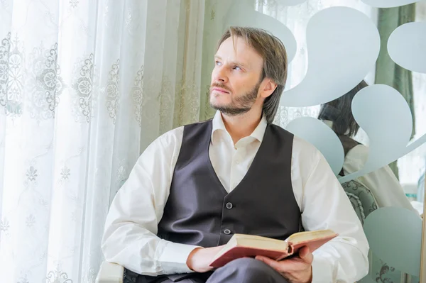 Retrato de homem de leitura no interior , — Fotografia de Stock