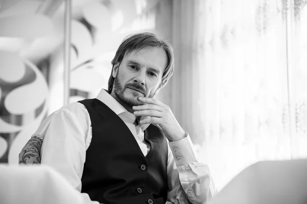 Portrait of mature man relaxing at home . — Stock Photo, Image