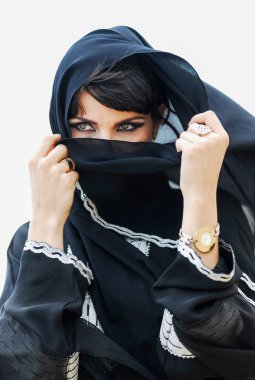 Gün batımı arka plan üzerinde poz güzel Arap kadın.