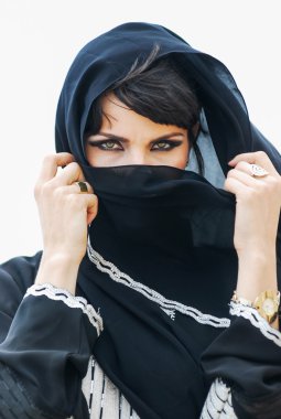 Gün batımı arka plan üzerinde poz güzel Arap kadın.