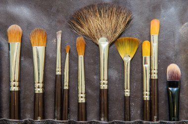 Gri arkaplanda makyaj fırçaları.