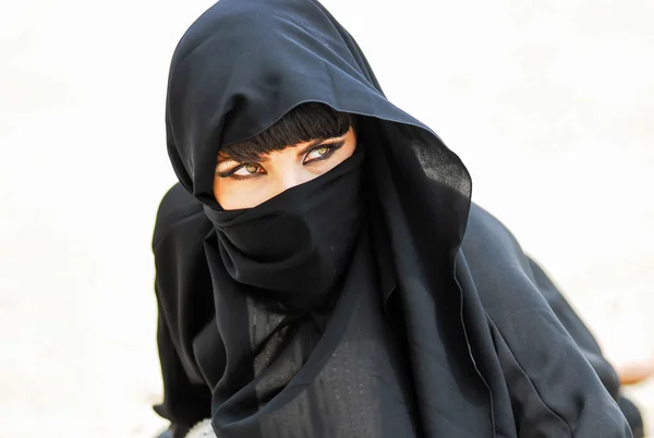 Beautiful arabic woman  posing on sunset background. — Stock Photo, Image