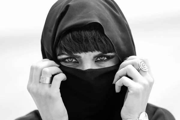 Hermosa mujer árabe posando sobre el fondo del atardecer . —  Fotos de Stock