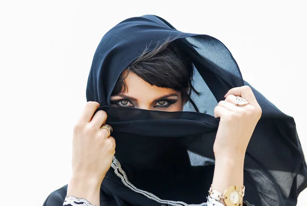 美丽的阿拉伯女人摆上日落背景. — 图库照片