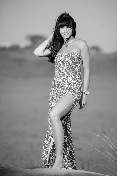 Fashionable young attractive woman poses on the desert. — Stock Photo, Image