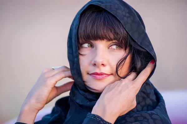 Beautiful arabic woman face posing in the desert. — Stock Photo, Image