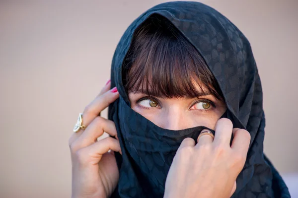 Mooie Arabische vrouw gezicht poseren in de woestijn. — Stockfoto