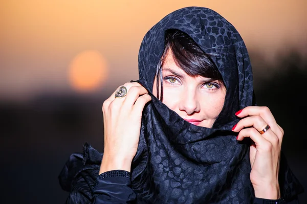 Piękna kobieta arabski twarz pozowanie na pustyni. — Zdjęcie stockowe