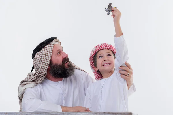 Orta Doğu baba ve oğul oyuncak uçak ile oynamak. — Stok fotoğraf