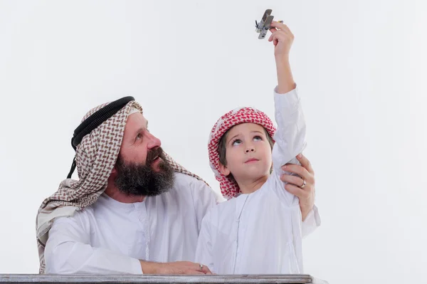 Отец и сын с Ближнего Востока играют в игрушечный самолет . — стоковое фото