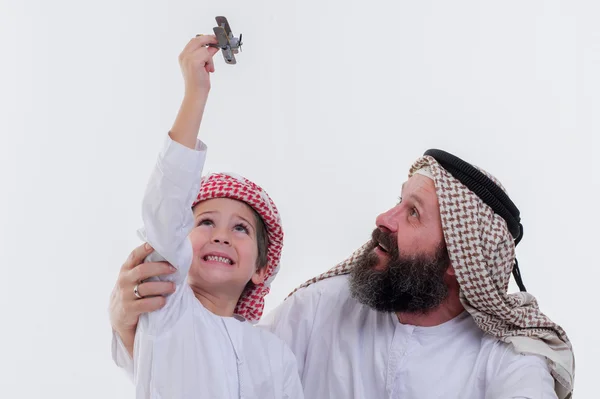 Отец и сын с Ближнего Востока играют в игрушечный самолет . — стоковое фото