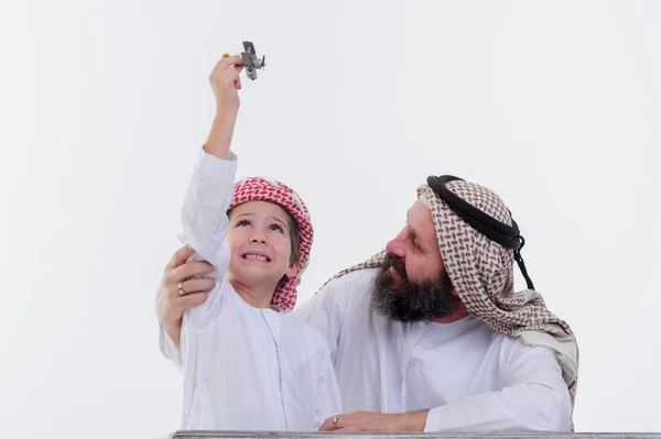 Midden-Oosten vader en zoon spelen met speelgoed vliegtuig. — Stockfoto