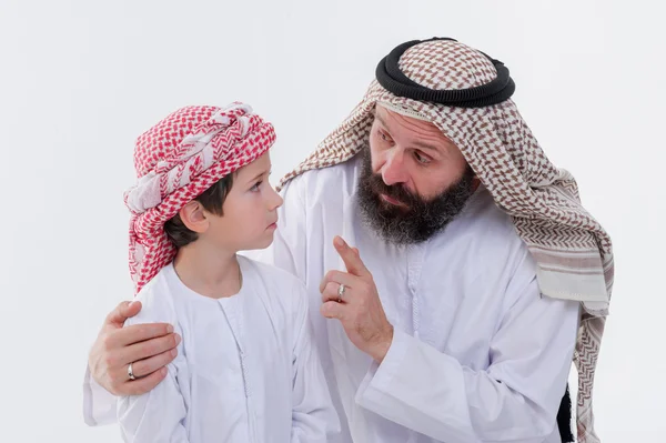 Отец с Ближнего Востока учит своего сына . — стоковое фото