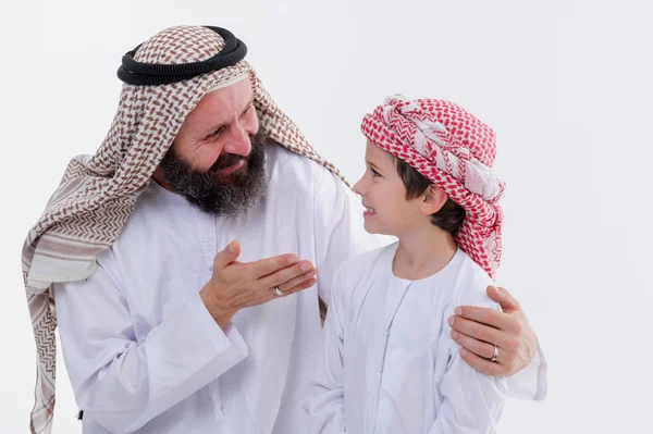 Středního východu otec učí svého syna. — Stock fotografie