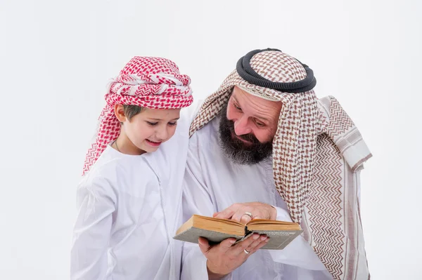 Arap baba oğlu Kur'an okumak için öğretim. — Stok fotoğraf