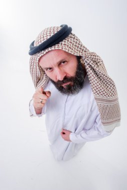 Fanny Arapça adam duyguları ile poz veriyor..