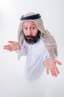 Arap adam oyuncak araba ile çalış.