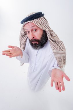 Fanny Arapça adam duyguları ile poz veriyor..