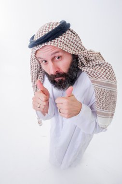 Fanny Arapça adam duyguları ile poz veriyor..