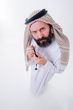 Fanny Arapça adam duyguları ile poz veriyor..