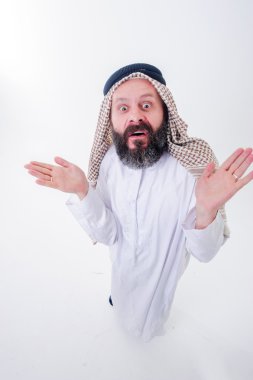 Fanny Arapça adam duyguları ile poz veriyor..