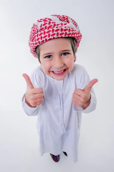 Фанни арабский мальчик позирует с эмоциями . — стоковое фото