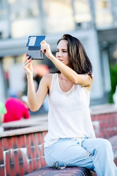 Jang a krásné moderní podnikání žena představuje venkovní s Kobaltová modř telefon. — Stock fotografie