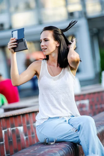 Yang y hermosa mujer de negocios moderna posa al aire libre con teléfono inteligente . — Foto de Stock
