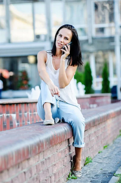 양 하 고 아름 다운 현대적인 비즈니스 여자 포즈 야외에서 스마트폰. — 스톡 사진