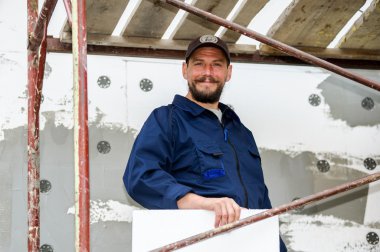 Kendine güvenen çimento inşaat sahasında portresi