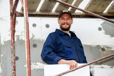 Kendine güvenen çimento inşaat sahasında portresi