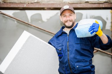 Kendine güvenen çimento inşaat sahasında portresi