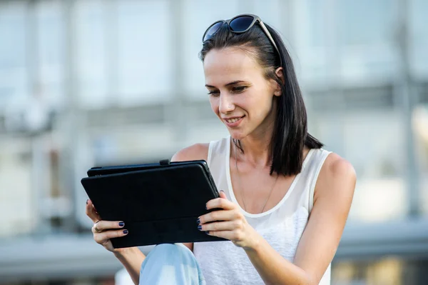 Yang och vackra moderna business woman poser utomhus med tablet PC — Stockfoto