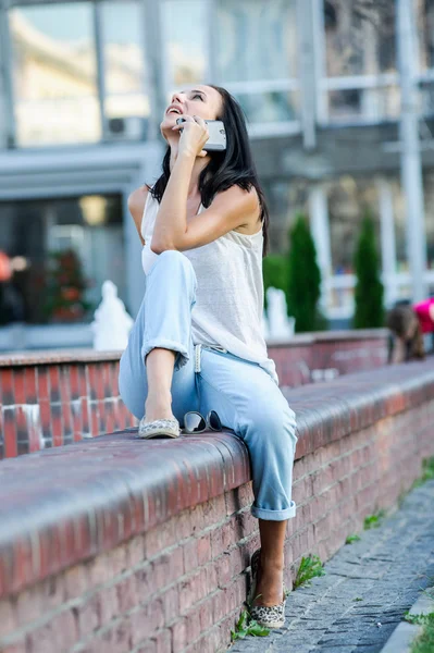 Yang and beautiful modern business woman poses outdoor with smart phone — Stock Photo, Image