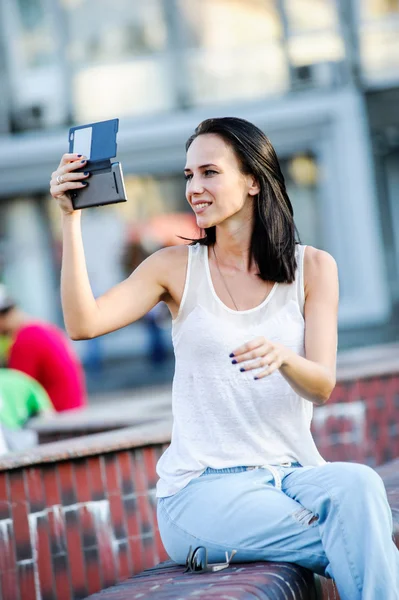 Jang a krásné moderní podnikání žena představuje venkovní s Kobaltová modř telefon — Stock fotografie