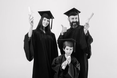 Başarılı üç üniversite farklı yaş mezunları.