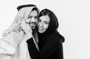 Arapça çift birlikte gri arka plan üzerinde izole poz yarım vücut.