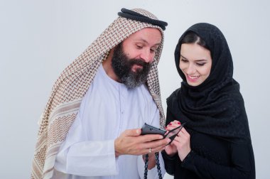 Cep telefonu ile Çift oynamak portre Arapça şekilde giyinmiş.