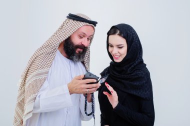 Cep telefonu ile Çift oynamak portre Arapça şekilde giyinmiş.