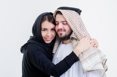 Portre çekici Arapça çiftin giymiş Orta Doğu yolu.