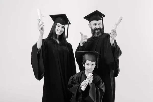 Sucesso três universitários diferentes idade graduados . — Fotografia de Stock