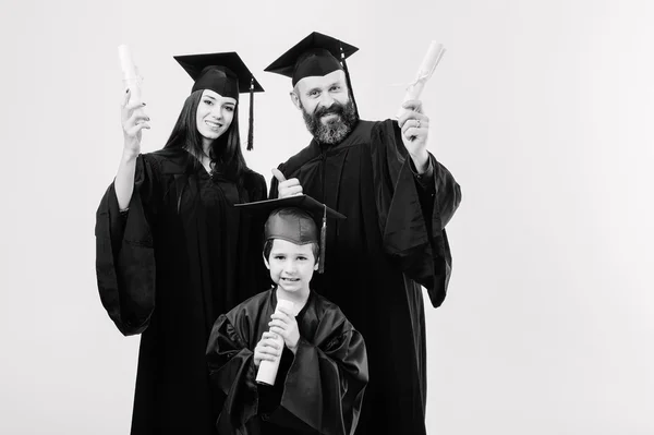 Erfolgreiche drei Hochschulabsolventen unterschiedlichen Alters. — Stockfoto